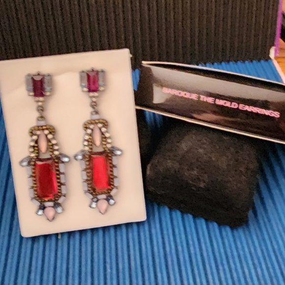 Avon Baroque the Mold Earrings - Picture 2 of 3